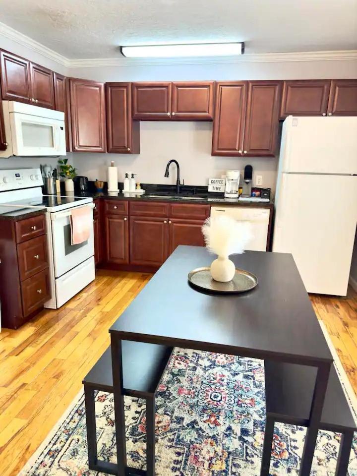 Cozy 2 Bedroom Townhouse Near Lake And Restaurants Гънтърсвил Екстериор снимка