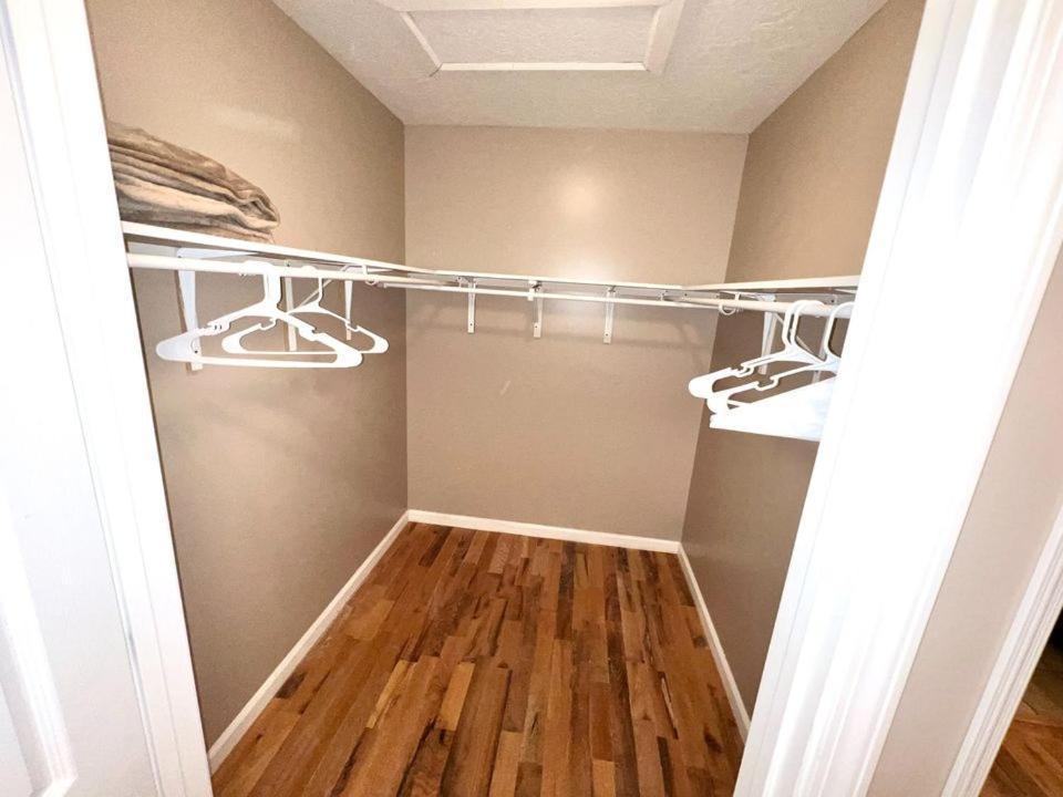 Cozy 2 Bedroom Townhouse Near Lake And Restaurants Гънтърсвил Екстериор снимка