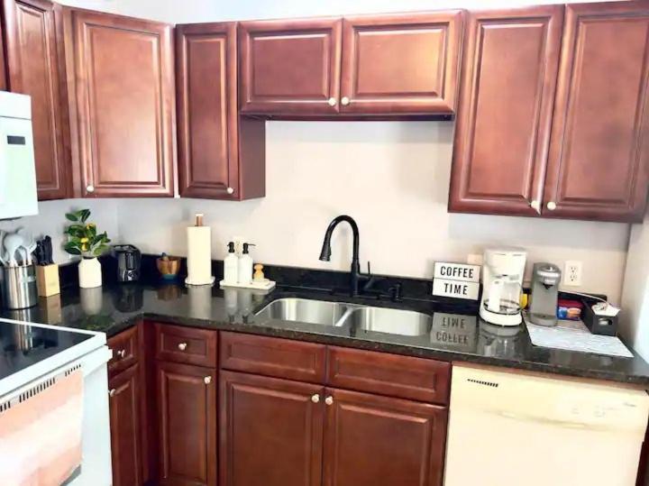 Cozy 2 Bedroom Townhouse Near Lake And Restaurants Гънтърсвил Екстериор снимка